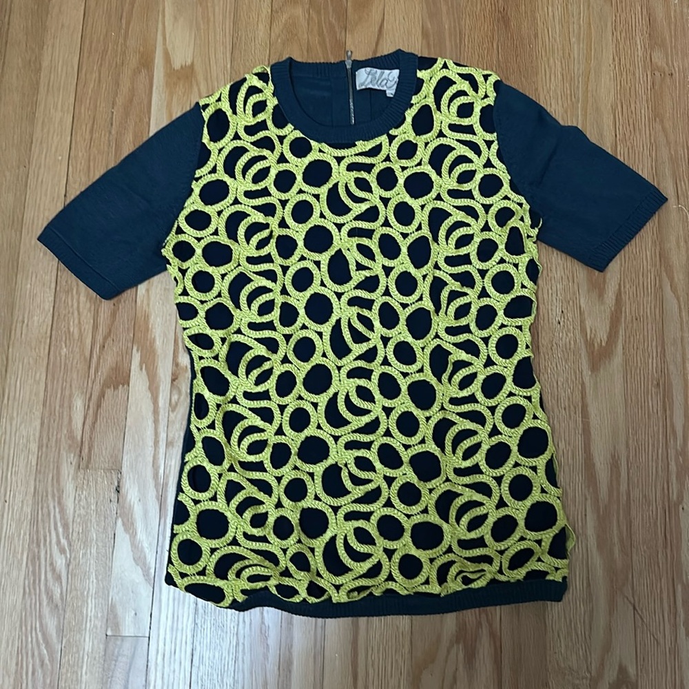 Silk wool blend short sleeve blue gray with chartreuse lace like design